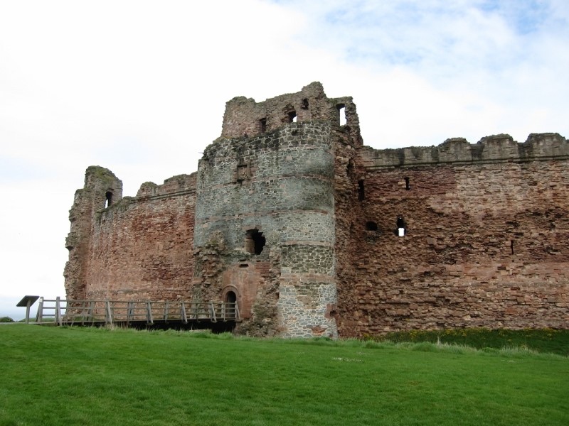 Tantallon-Castle-stronghold-of-the-Earl-of-Angus-which-James-attacked-in-1528-©-Tudor-Times-Ltd