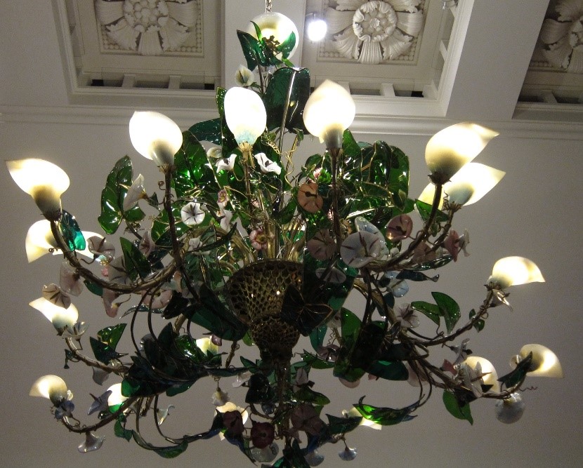 Conserved-chandelier-from-Osborne-House-–-Painting-Paradise-Exhibition-Buckingham-Palace