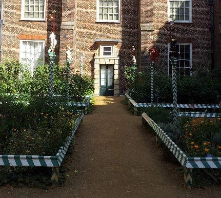 The-green-and-white-striped-edging-replicated-at-Hampton-Court-Palace-©-Tudor-Times-2015