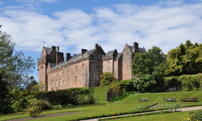 Seat-of-the-Earls-of-Arran-Brodick-Castle-Main-Building-East-01-by-©-Sir-Gawain