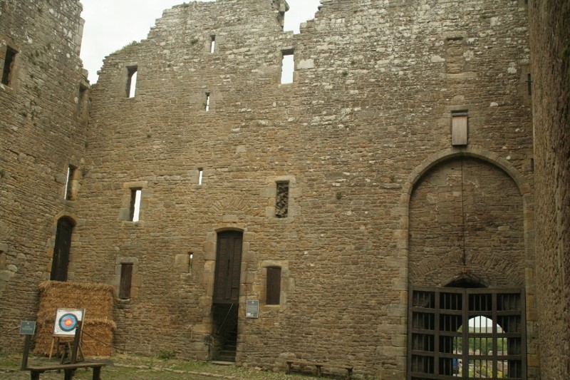 Courtyard-and-portcullis-©-Tudor-Times-2015