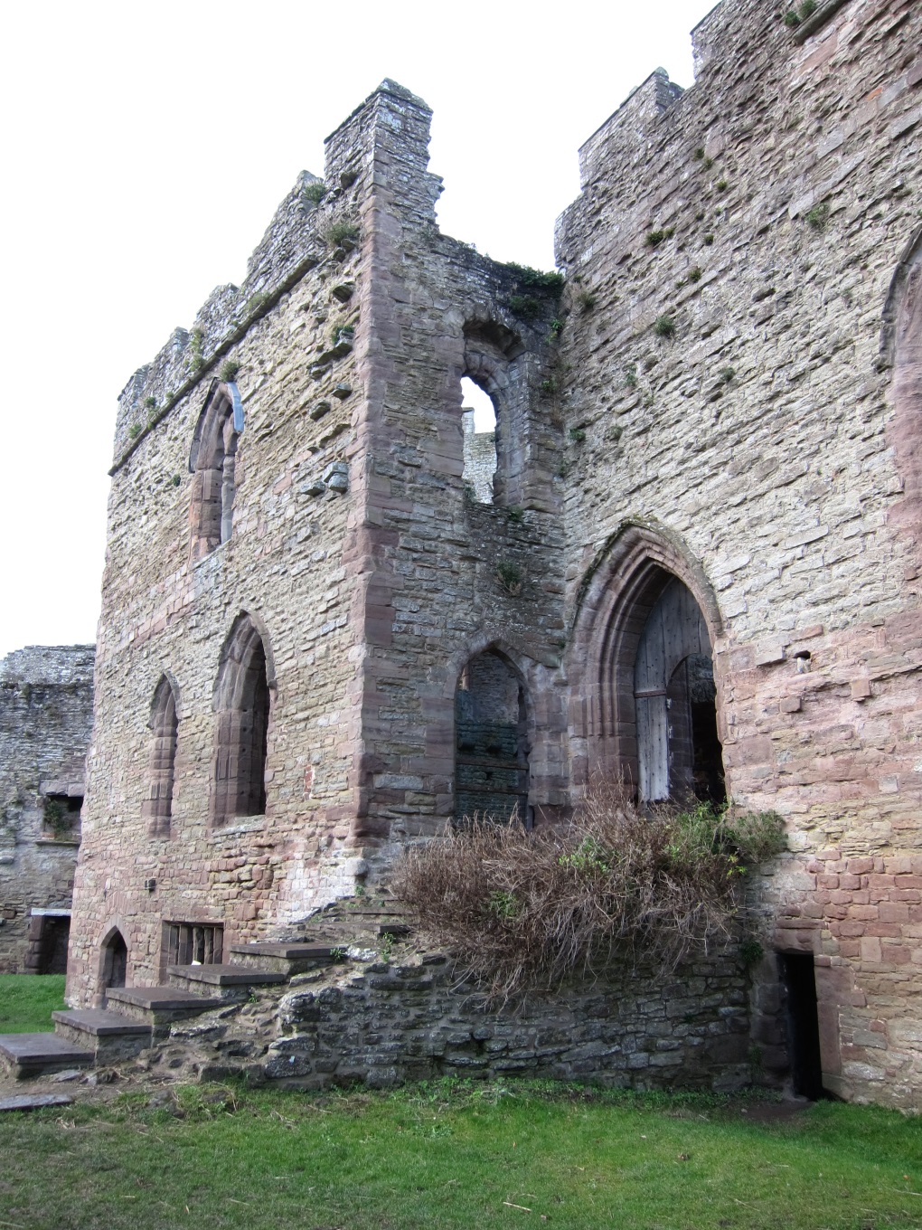 Entrance-to-the-Great-Hall-constructed-by-Roger-Mortimer-1st-Earl-of-March-1287-1330-Tudor-Times-2015