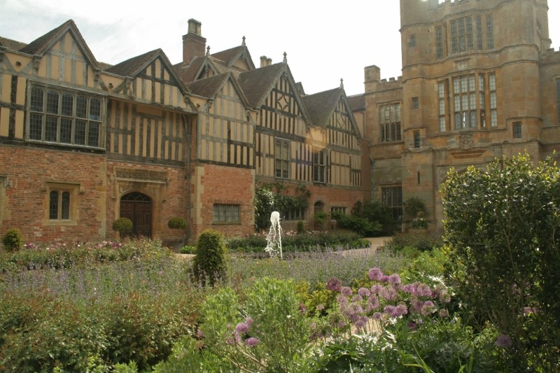 Exit-in-south-wing-–-the-Saloon-is-to-the-left-and-the-Dining-Room-is-behind-the-fountain