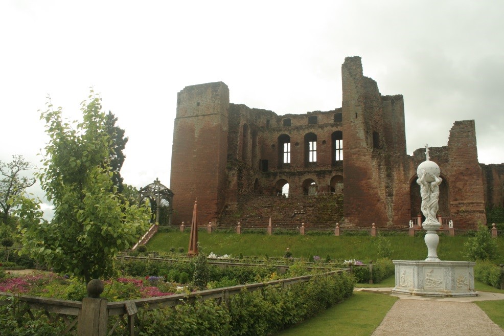 Kenilworth-Castle-showing-the-Privy-Garden-created-for-Elizabeth-I-©-Tudor-Times-2015