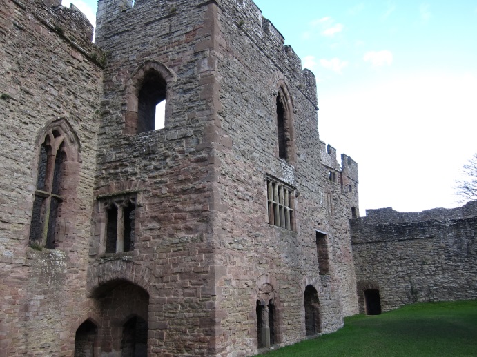 The-Great-Chamber-block-which-housed-the-private-apartments-of-the-Lord-and-Lady-Tudor-Times-2015