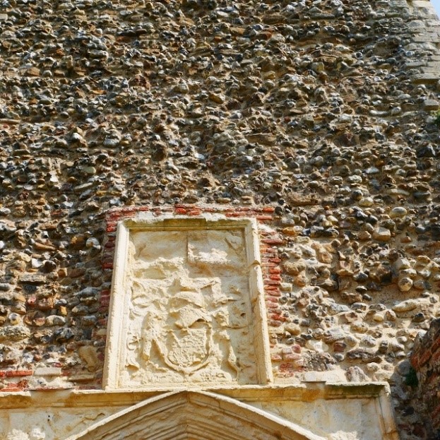 The-Howard-arms-above-the-gatehouse-at-Framlingham-Castle-©-Tudor-Times-Ltd-2016