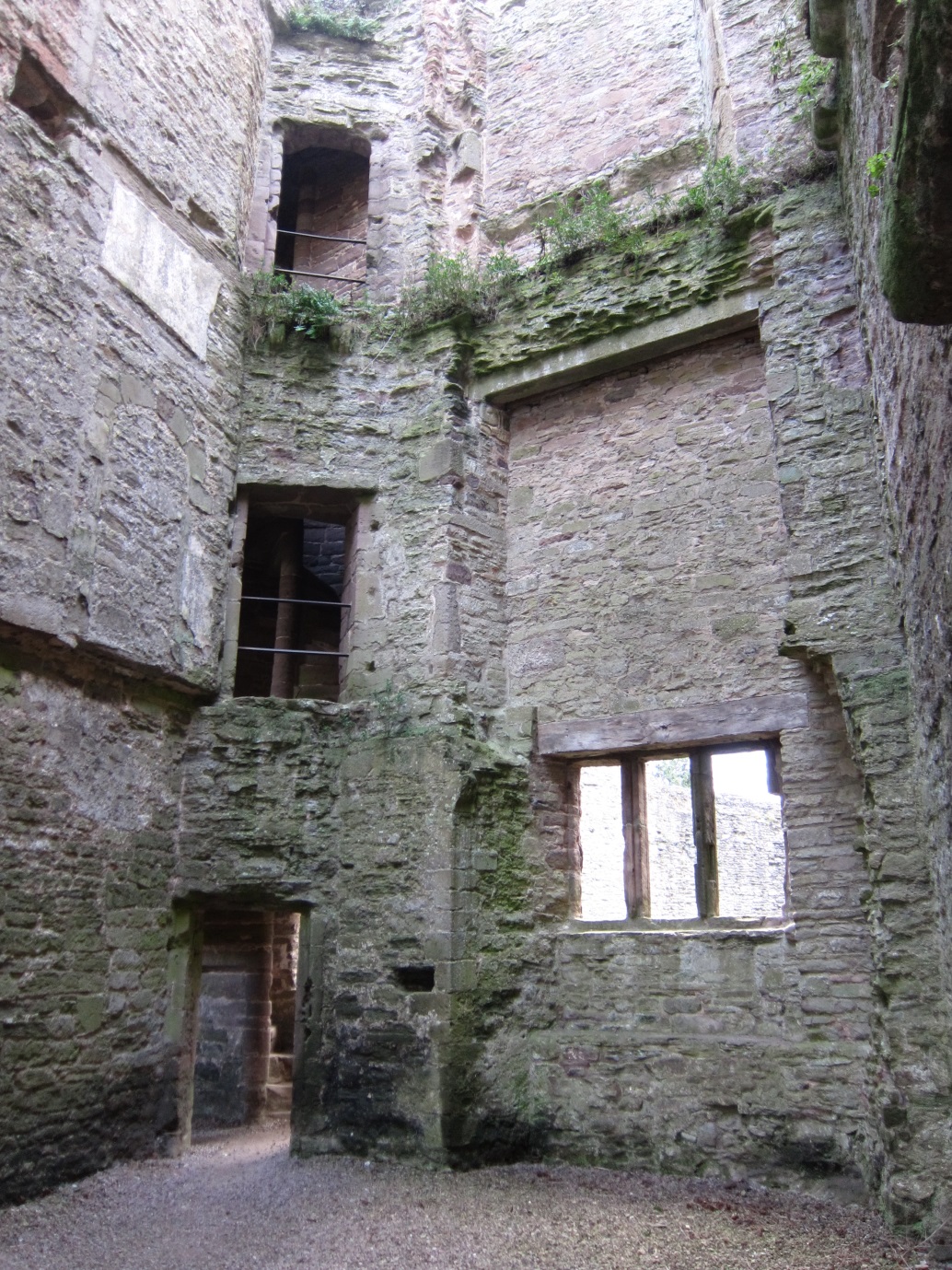The-Lord-and-Ladys-chambers-probably-used-by-the-royal-households-of-1482-1501-and-1525-Tudor-Times-2015