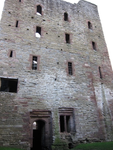 The-Norman-Great-Tower-of-Ludlow-Castle-Tudor-Times-2015