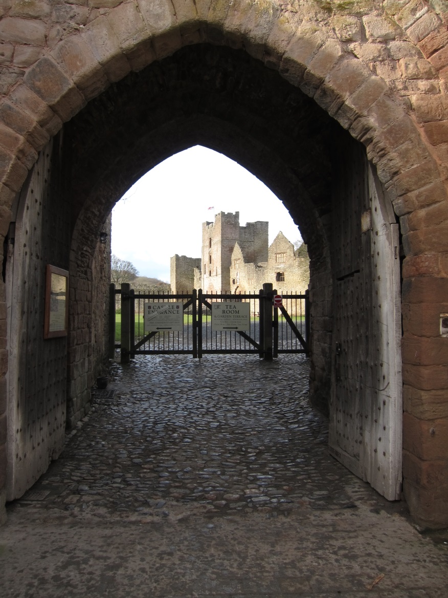 The-Outer-Gatehouse-entrance-into-the-castle-from-the-east-Tudor-Times-2015