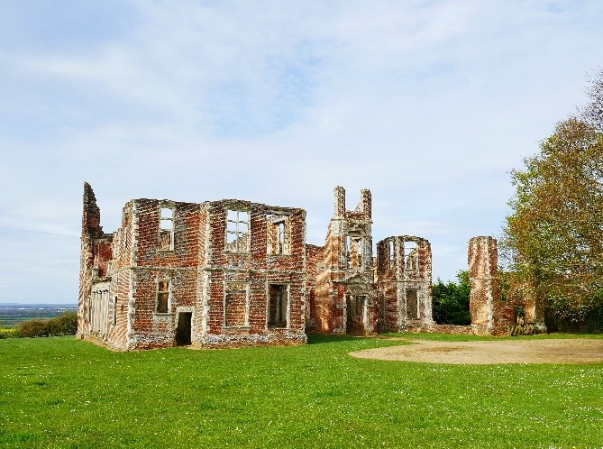 The-south-façade-and-entrance-of-Houghton-House-©-Tudor-Times-Ltd.-2016